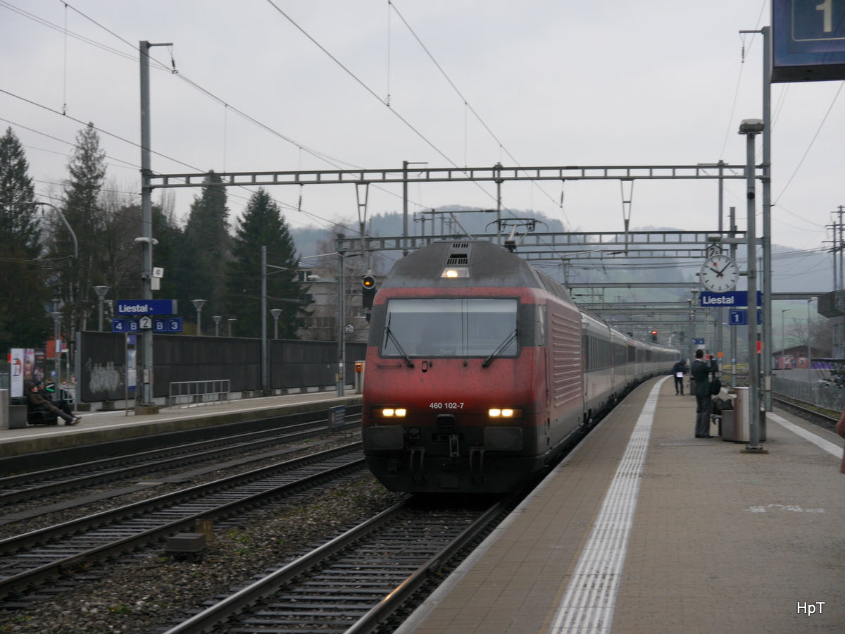 SBB - 460 102-7 mit IR bei der einfahrt in den Bahnhof von Liestal am 23.12.2017