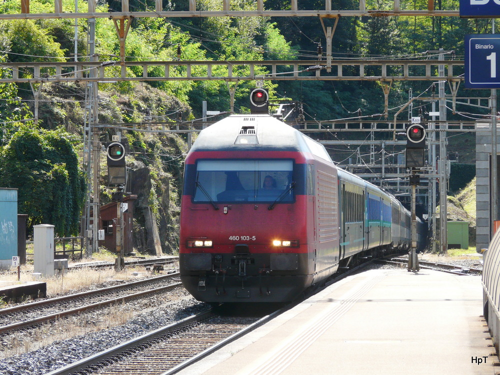 SBB - 460 103-5 mit IR bei der einfahrt im Bahnhof Bellinzona am 18.09.2013