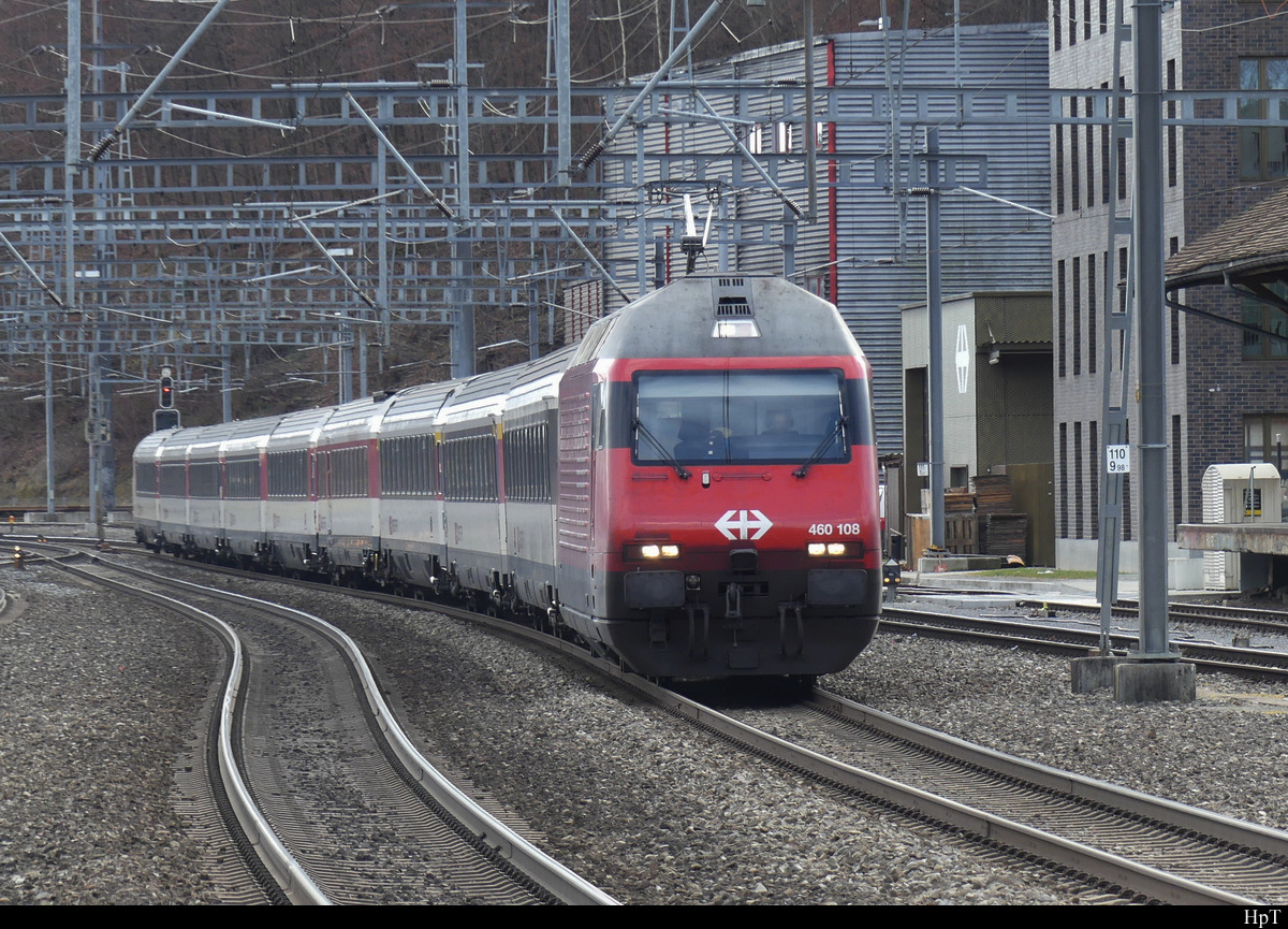 SBB - 460 108-4 an der Spitze eines IR bei der durchfahrt im Bhf. Ostermundigen am 19.02.2022  ... Standort des Fotografen auf dem Peron 2 des Bhf Ostermundigen