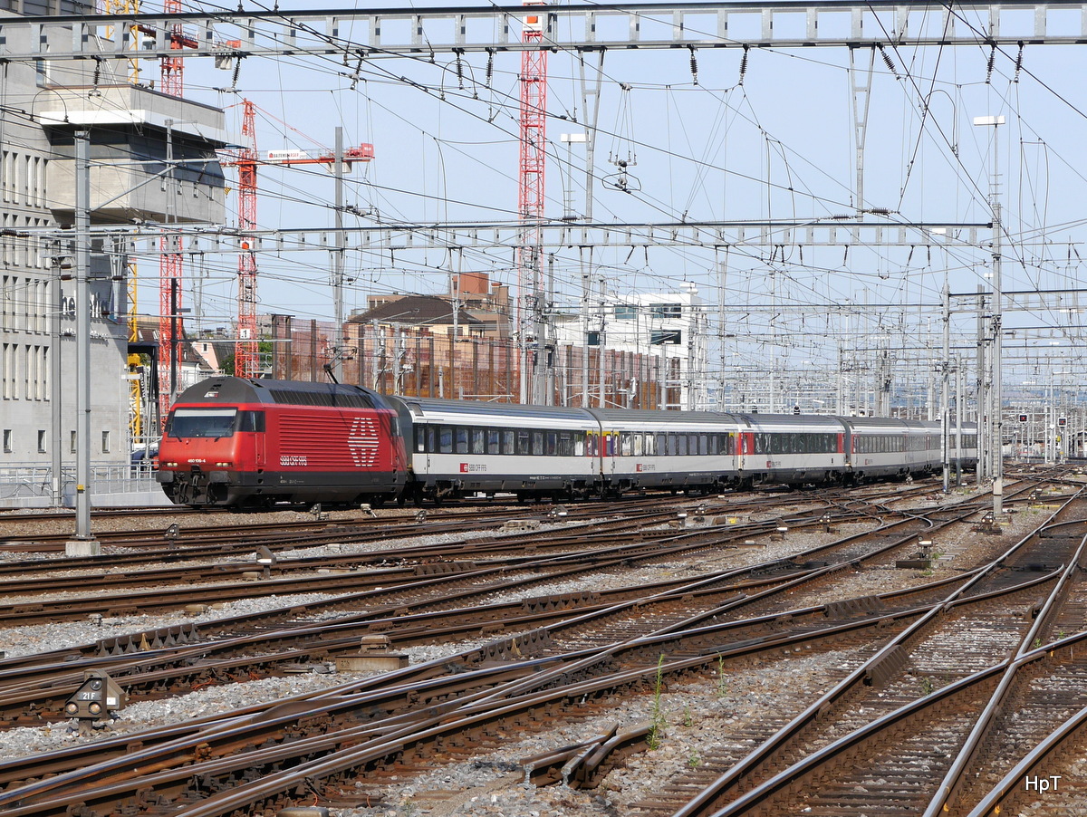 SBB - 460 108-4 mit IC bei der einfahrt in den HB Zürich am 26.07.2015