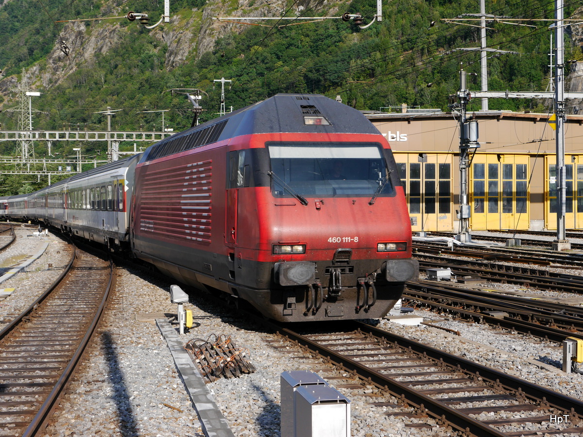 SBB - 460 111-8 mit IC bei der einfahrt im Bahnhof Brig am 19.07.2015