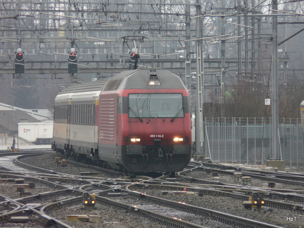 SBB - 460 114-2 mit RE bei der einfahrt im Bahnhof Burgdorf am 02.02.2014