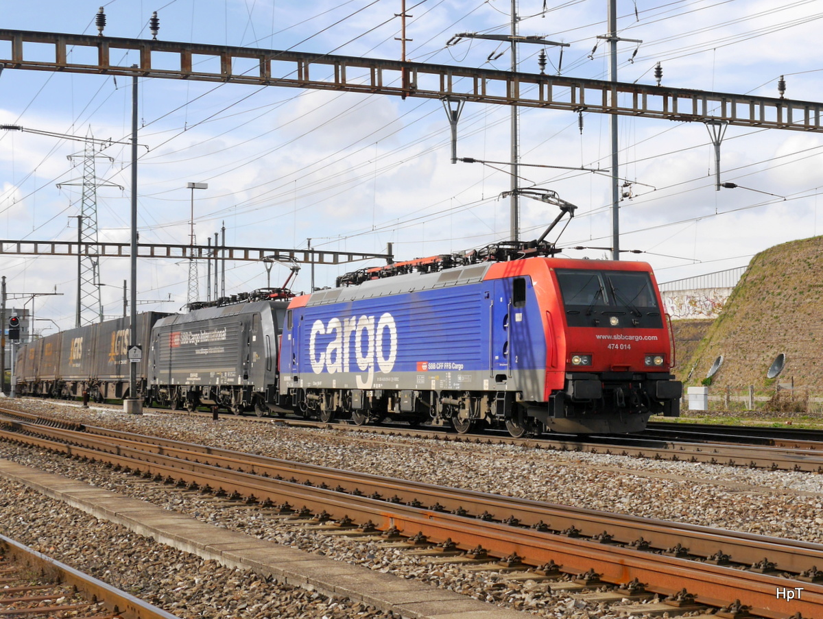 SBB - 474 014 mit 189 982-2 vor Güterzug unterwegs bei Prattelen am 28.10.2017