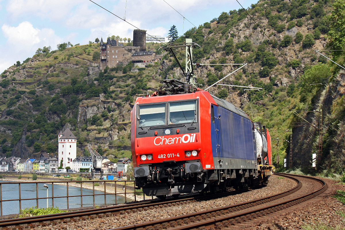 SBB 482 011-4 unterwegs für ChemOil durchfährt St Goarashausen am 28.07.2020