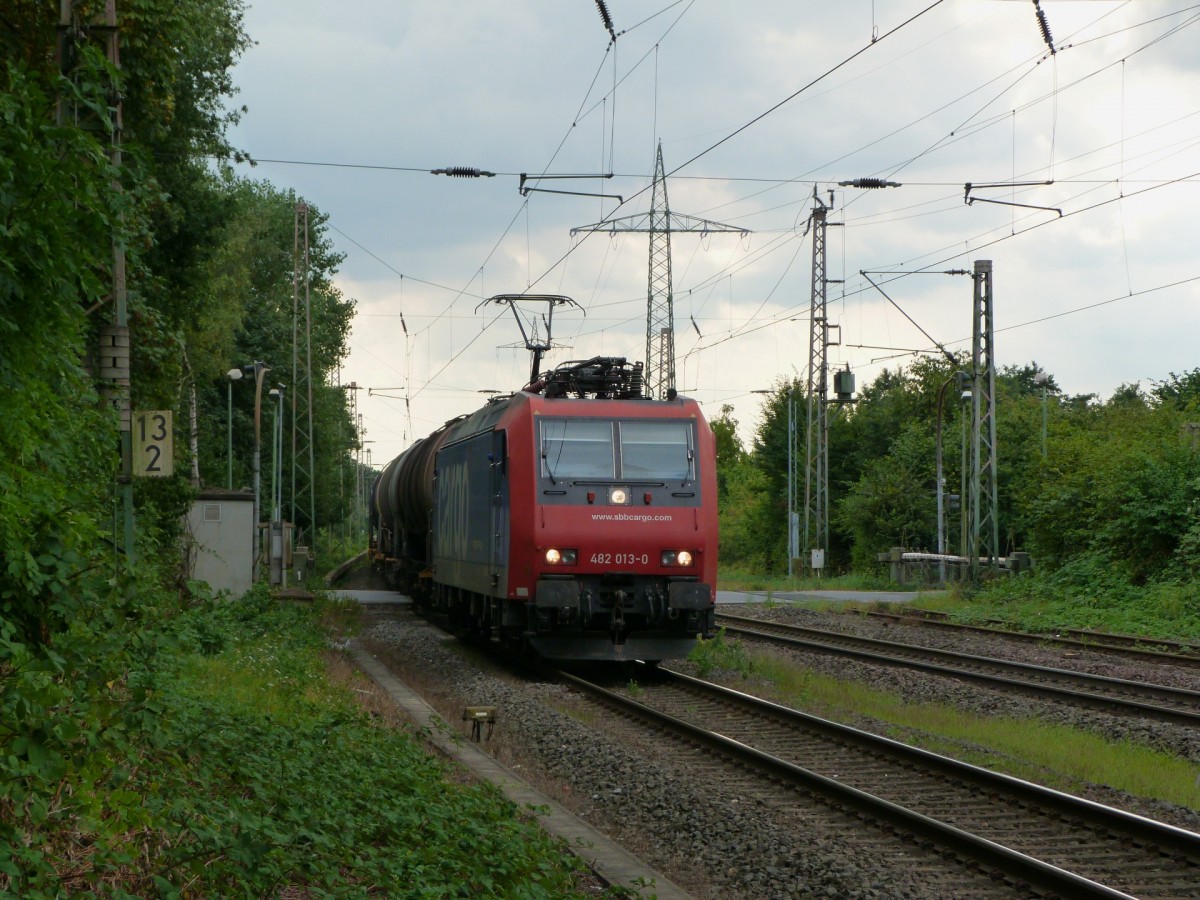 SBB 482 013 am 20.8.13 mit einem Kesselzug bei Ratingen-Lintorf.