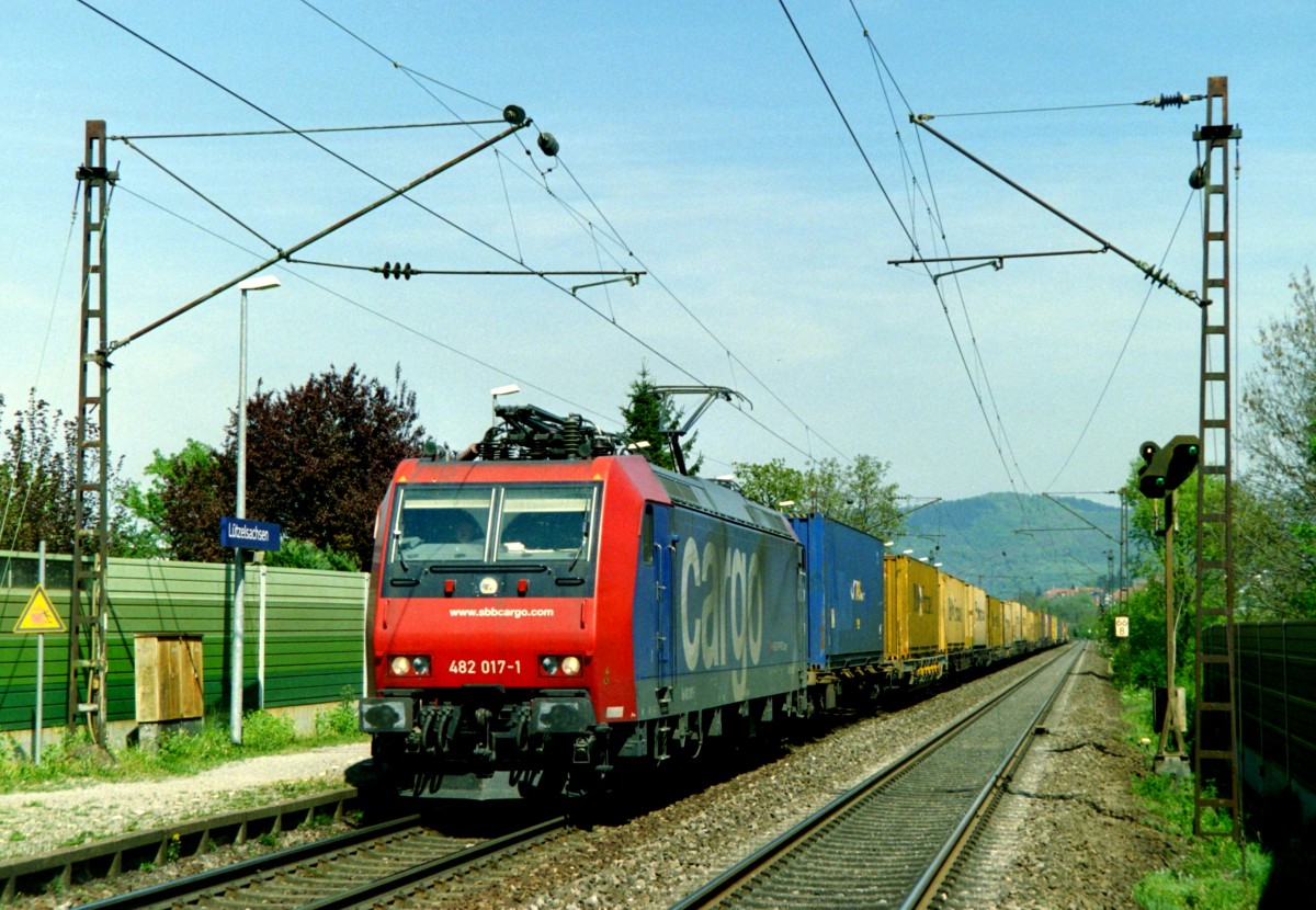 SBB 482 017 mit DGS 49931 (Aachen West–Basel SBB Rb) am 17.04.2007 in Ltzelsachsen, aufgenommen vom Bahnsteigende