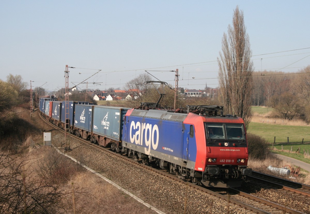 SBB 482 018 mit DGS 91263 (Hamburg-Waltershof–Regensburg Bayernhafen) am 23.03.2012 zwischen Banteln und Godenau