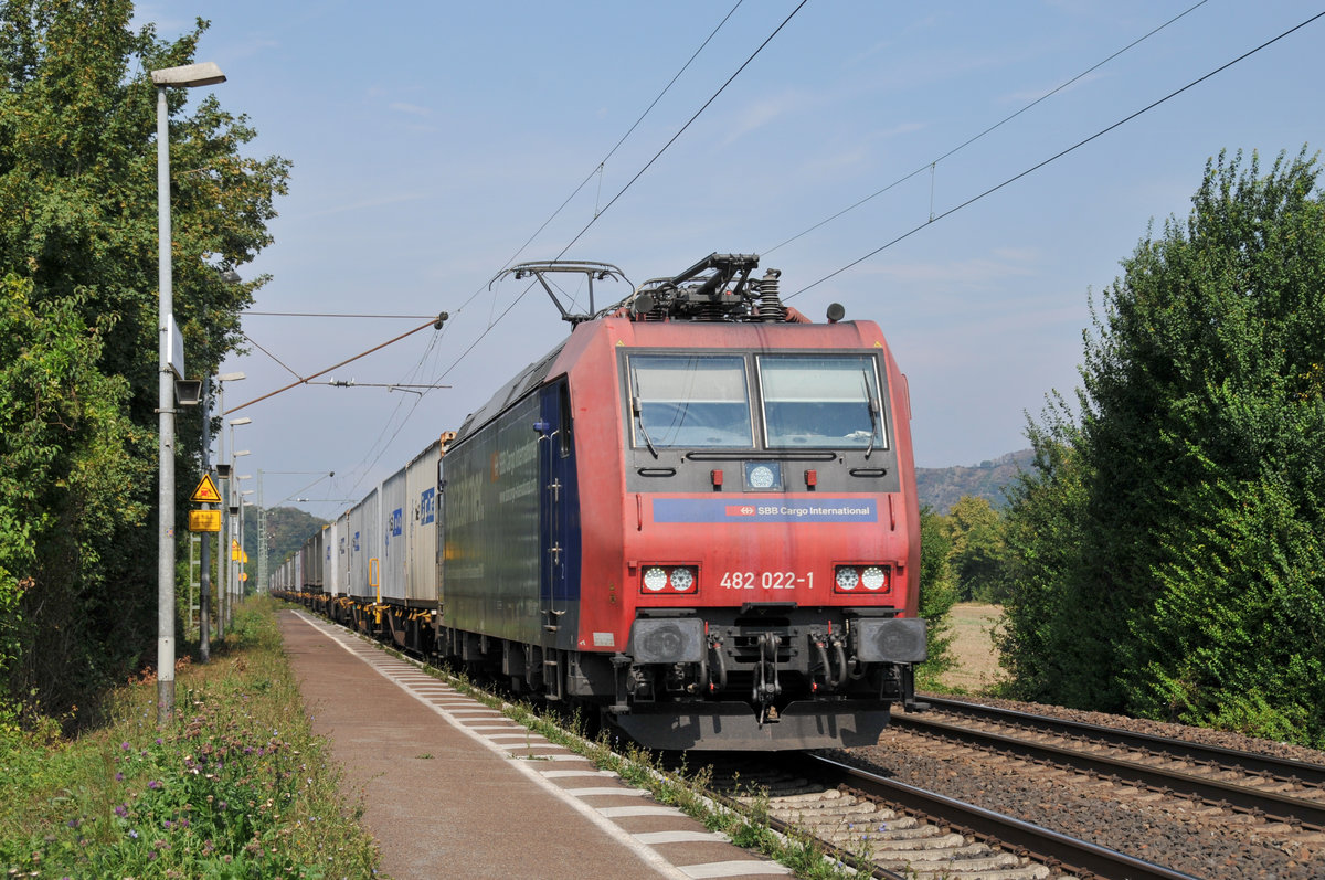 SBB 482 022-1 mit dem Ewals-Cargo-Zug am Haken rauscht durch Namedy in südliche Richtung. Aufgenommen am 17/08/2018.