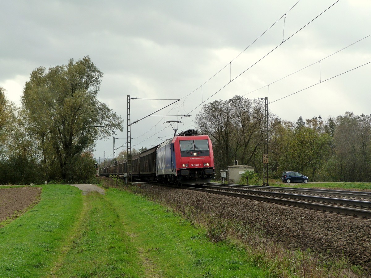 SBB 482 041 durchfhrt am 29.10.13 mit einem Papierzug das Leinetal Richtung Norden.
Hier festgehalten kurz vor dem Bahnhof Elze (Han).