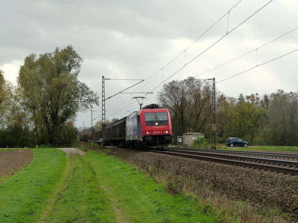 SBB 482 041 durchfährt am 29.10.13 mit einem Papierzug das Leinetal Richtung Norden.
Hier festgehalten kurz vor dem Bahnhof Elze (Han).