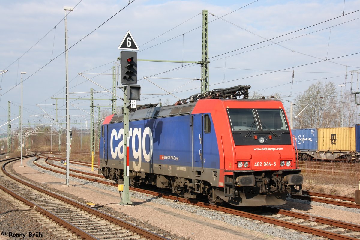 SBB 482 044-5 steht  abgebügelt  vor einem VW Autoganzzug im Bahnhof Glauchau. 
06.04.2016