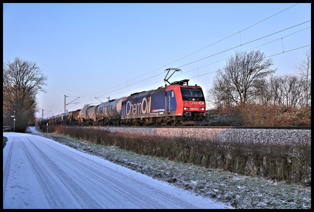 SBB 482012-2 ist hier am 19.01.2024 um 9.19 Uhr mit einem Kesselwagenzug auf der Rollbahn in Hasbergen in Richtung Osnabrück unterwegs.