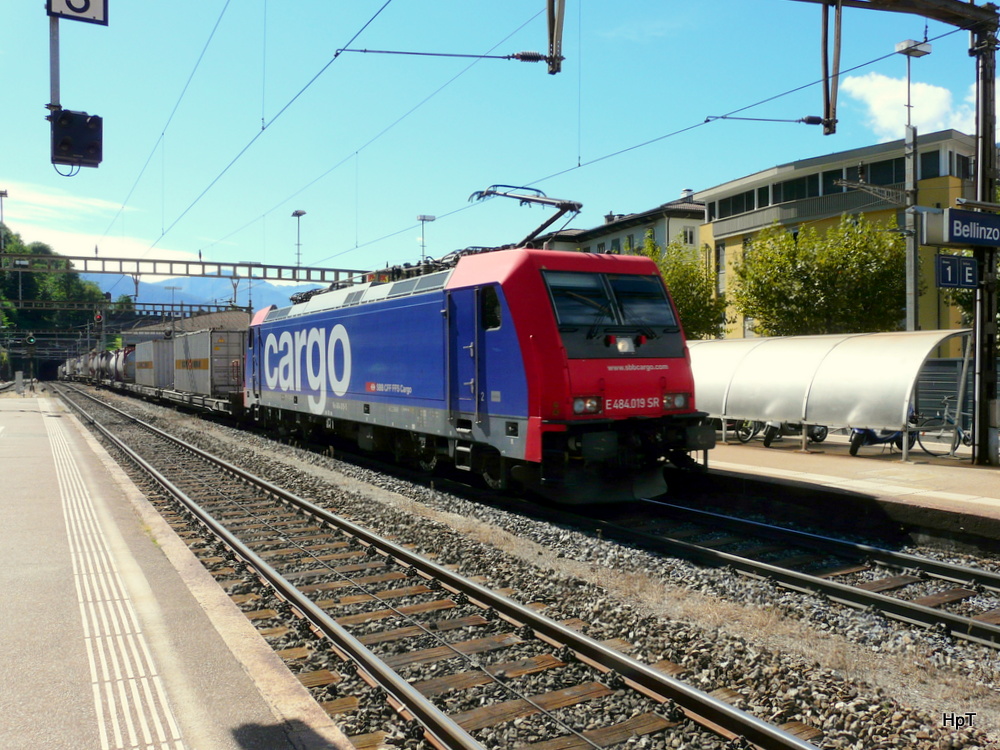 SBB - 484 019 vor Gterzug bei der durchfahrt im Bahnhof Bellinzona am 18.09.2013