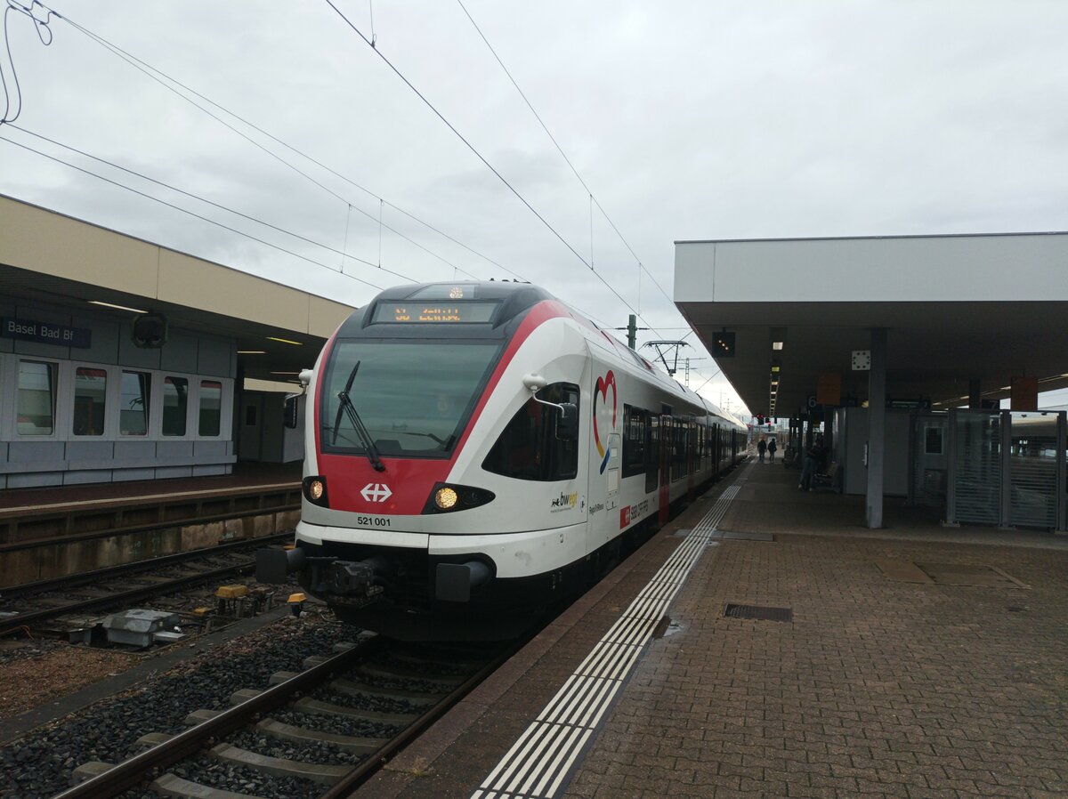 SBB 521 001 als S6 Zell Wiesental am 20.10.23 in Basel Badischer Bahnhof 