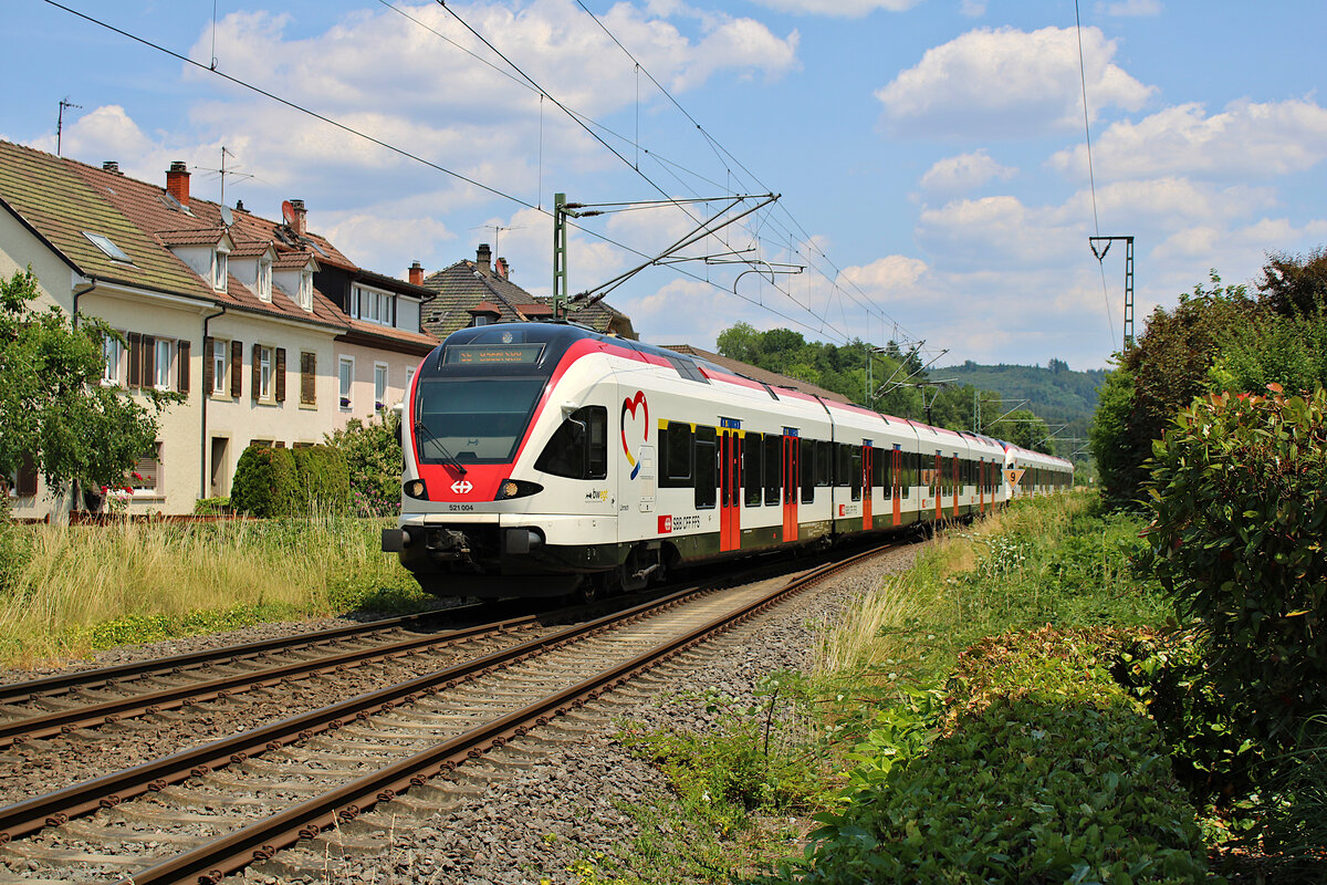 SBB 521 004 erreicht als S6 von Zell im Wiesental nach Basel SBB den Bahnhof Steinen. (17.06.2023)