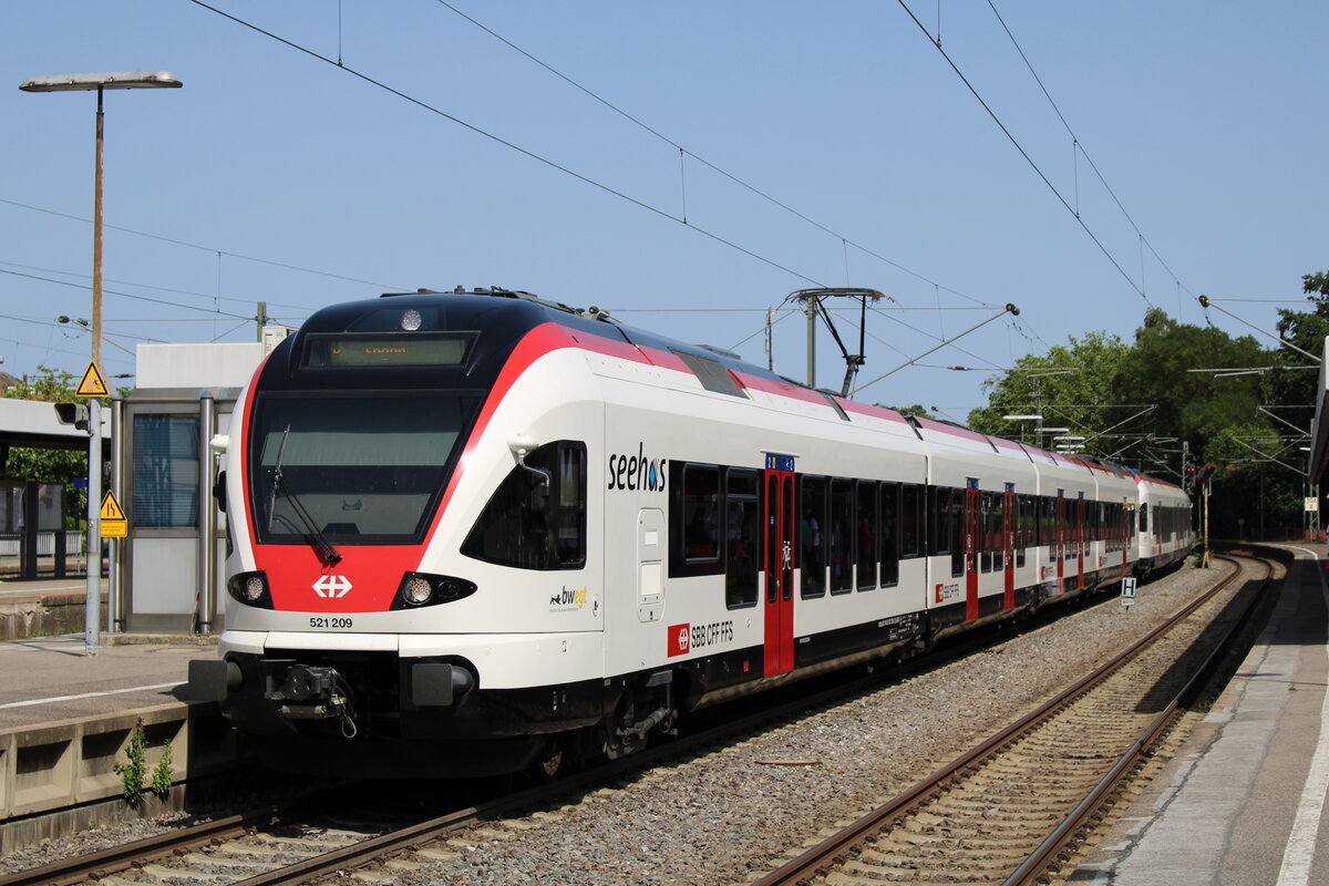SBB 521 209  Seehas  steht am 18.06.2022 in Radolfzell zur Fahrt von Konstanz nach Engen.