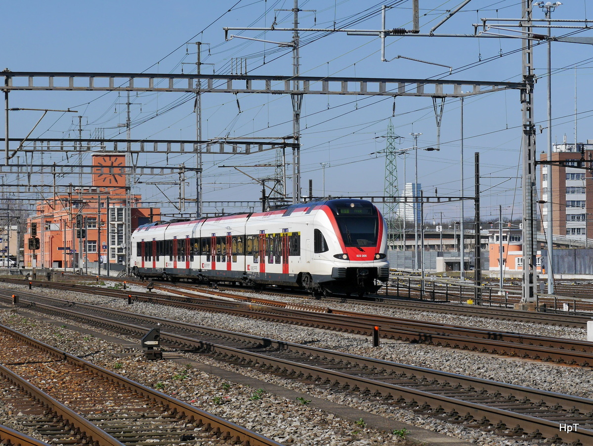 SBB - 522 205 bei der ausfahrt aus dem Bahnhof von Muttenz am 10.03.2017