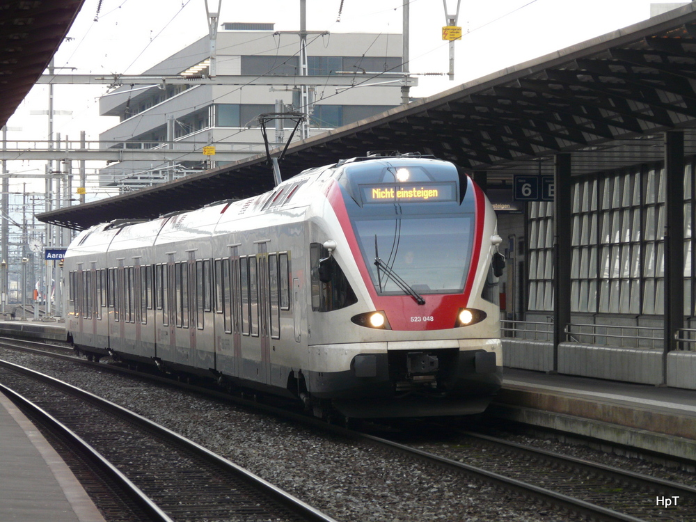 SBB - 523 048 bei der einfahrt in Aarau am 28.12.2013