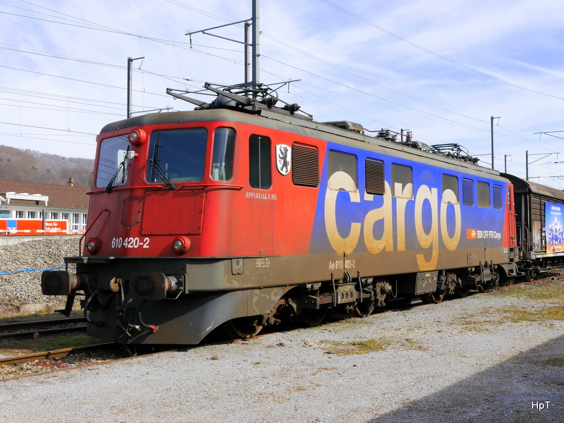 SBB - 610 420-2 abgestellt im Bahnhofsareal in Sissach am 07.03.2015