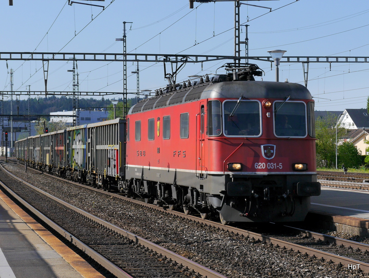 SBB - 620 031-5 mit Güterzug bei der durchfahrt im Bahnhof von Herzogenbuchsee am 13.04.2017