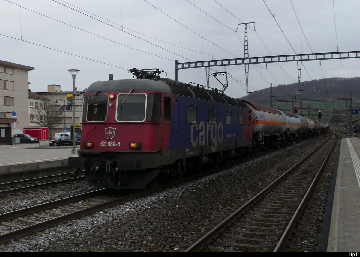 SBB - 620 039-8 mit Güterwagen bei der durchfahrt im Bahnhof Sissach am 26.02.2021