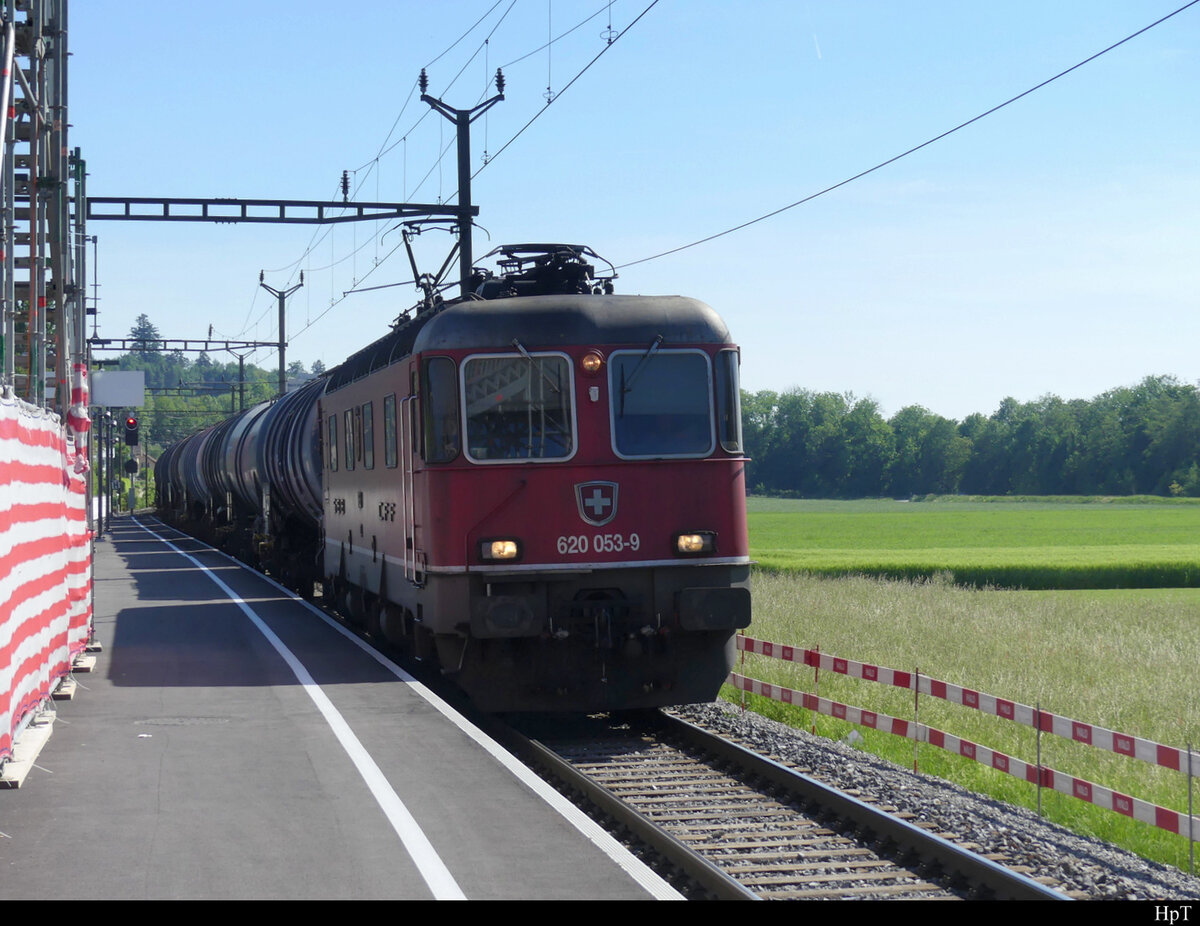 SBB - 620 053-9 bei der durchfahrt im Bhf. Busswil am 18.05.2022
