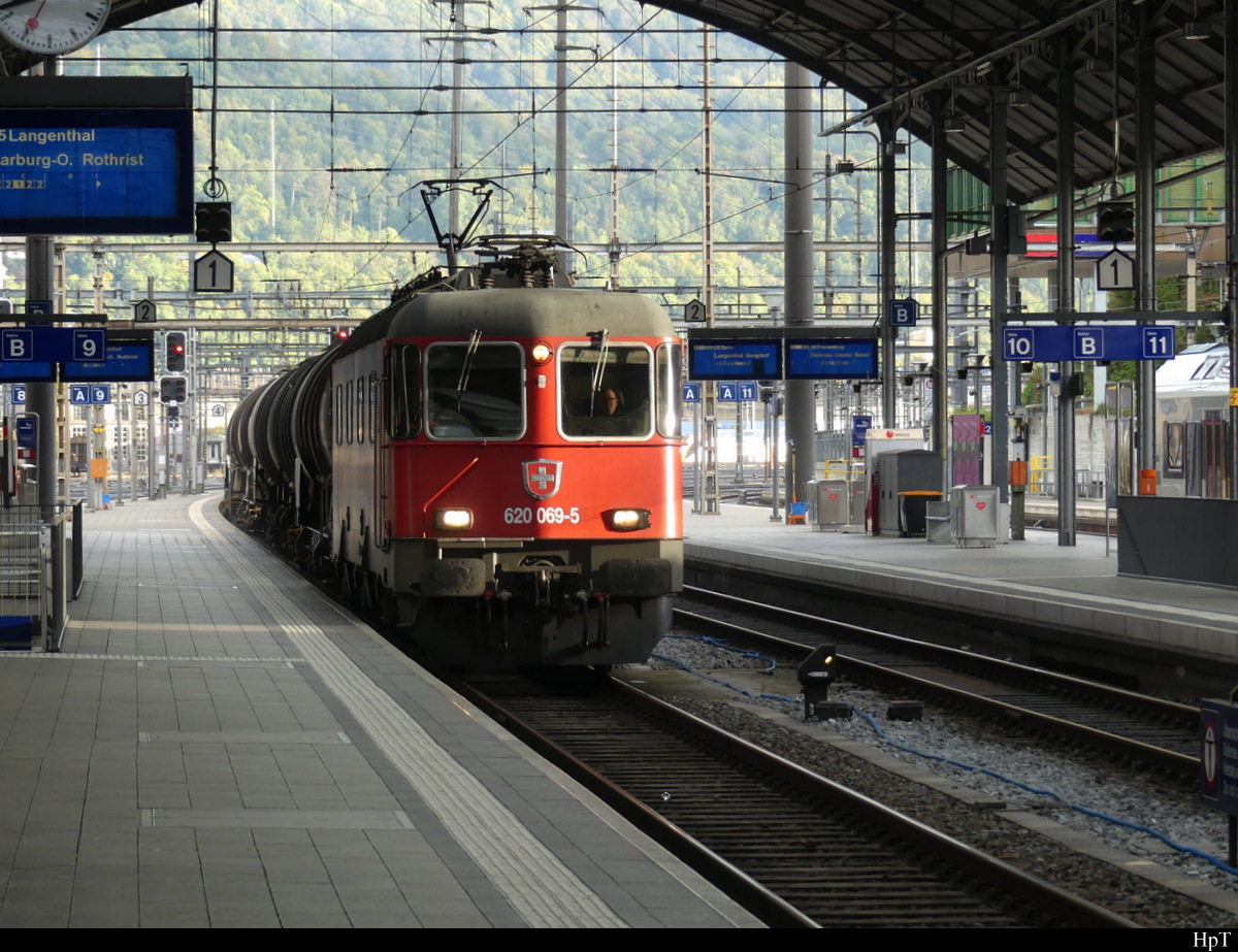 SBB - 620 069-5 mit Güterzug im der Bahnhofshalle von Olten bei der durchfahrt am 06.10.2021