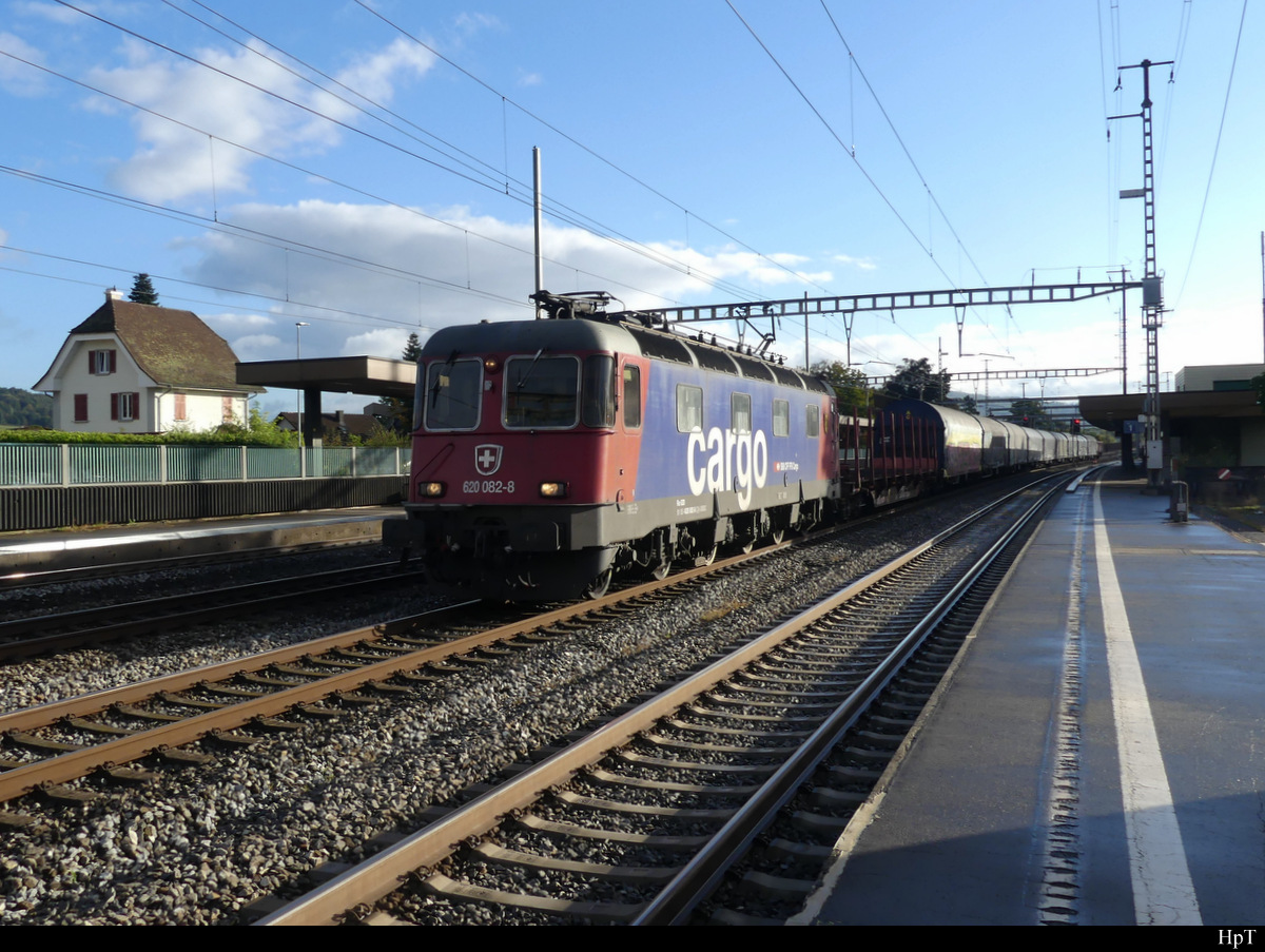 SBB - 620 082-8 mit Güterzug bei der durchfahrt im Bhf. Rupperswil am 06.10.2021