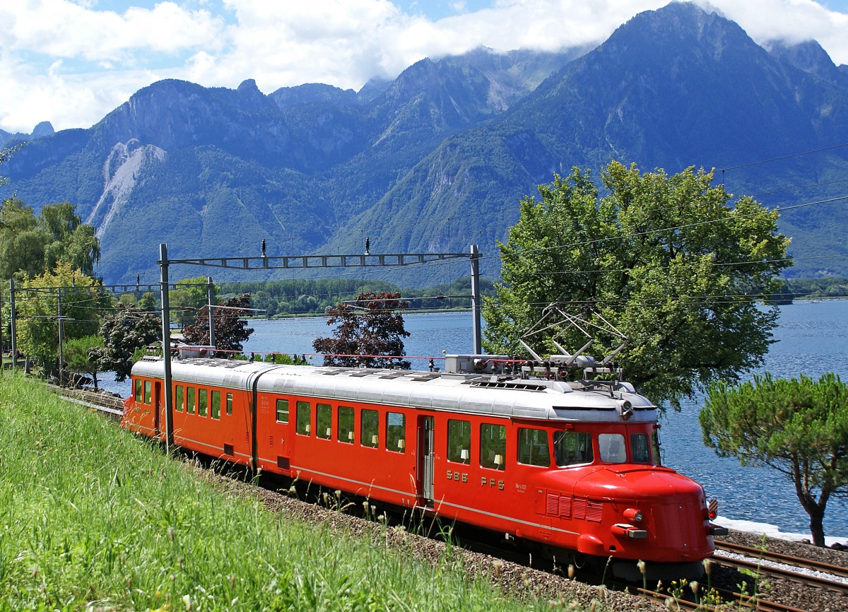 SBB:  75 Jahre Doppelpfeil Churchill RAe 4/8 1021 . Zu diesem besonderen Anlass stand der Paradezug der SBB in der Jubiläumswoche vom 5. bis 9. Mai 2014 im Zürich HB am Gleis 51 als  Chrchill -Zigarren-Longue. Die Aufnahme ist am 5. August 2008 anlässlich einer Sonderfahrt bei Veytaux-Chillon entstanden.
Foto: Walter Ruetsch   