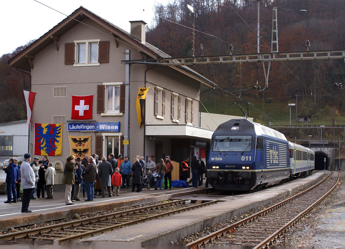 SBB: „Läufelfingerli“
Am 26. November 2017 wird an der Urne über die Zukunft der S-Bahn-Linie 9 Sissach-Läufelfingen-Olten entschieden. Mit der Umstellung des „Läufelfingerli“ auf Busbetrieb möchte die Baselbieter Regierung ab dem Fahrplanwechsel 2019 Einsparungen von 840‘000 Franken pro Jahr erzielen.
Am 11. November 2007, an dem Tag als diese Aufnahmen in Läufelfingen entstanden, dachte noch niemand an einen Busbetrieb durchs Homburgertal.
Foto: Walter Ruetsch