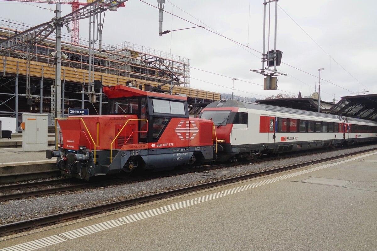SBB 922 018 rangiert ein IC-Garnitur in Zürich HB am 1. Tag von 2019.