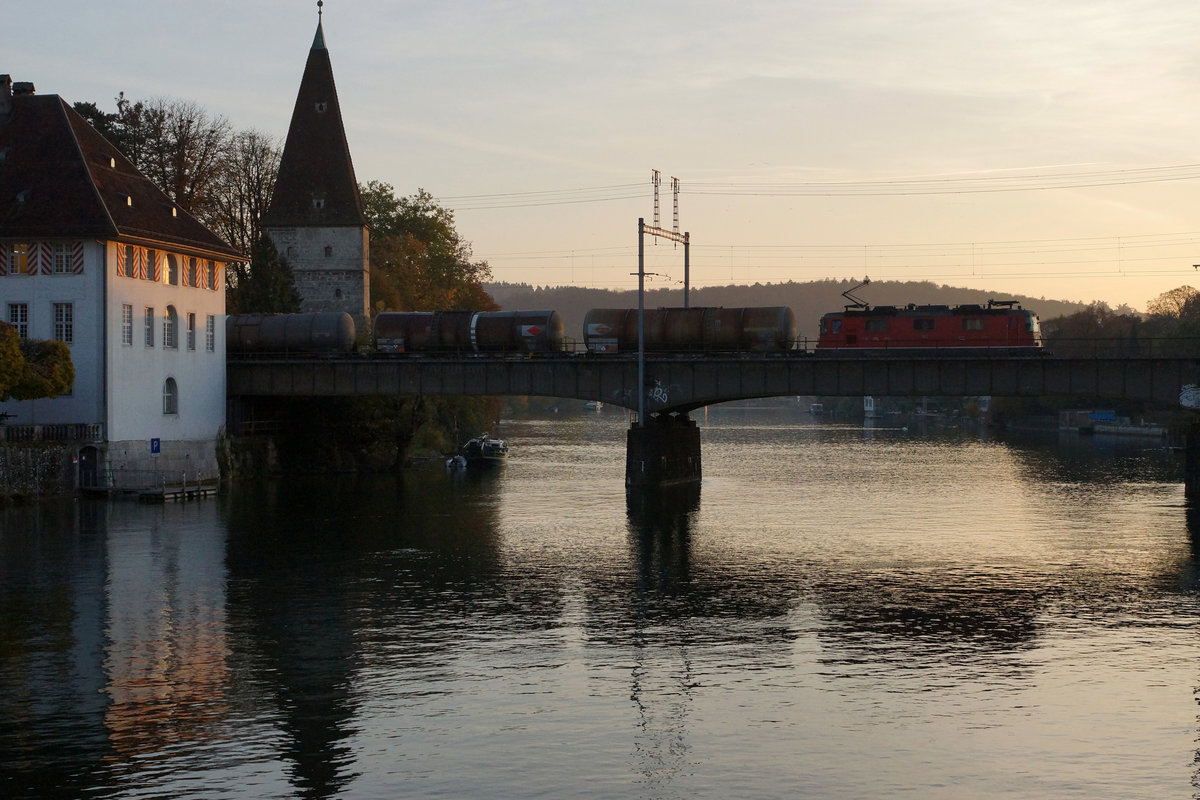 SBB: ABENDDÄMMERUNG IN SOLOTHURN AM 1. November 2016.
Zisternenzug mit einer nicht erkennbaren Re 4/4 II auf der Aarebrücke vor der Kulisse des krummen Turms.
Foto: Walter Ruetsch