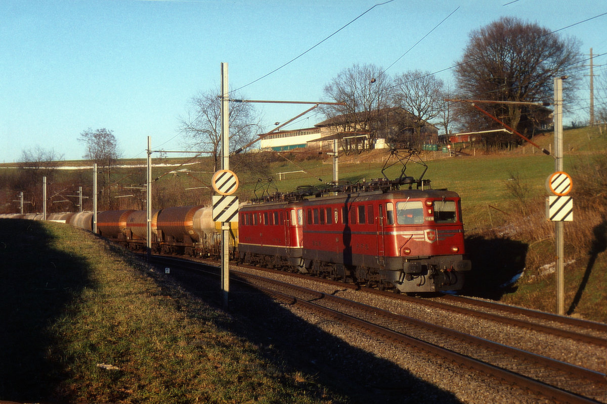 SBB: Abendlicher Güterzug mit den Ae 6/6 11419  Appenzell Innerrhoden  und Ae 6/6 11429  Altdorf  im letzten Abendlicht zwischen Niederbipp und Wangen an der Aare unterwegs im August 2003.
Foto: Walter Ruetsch 