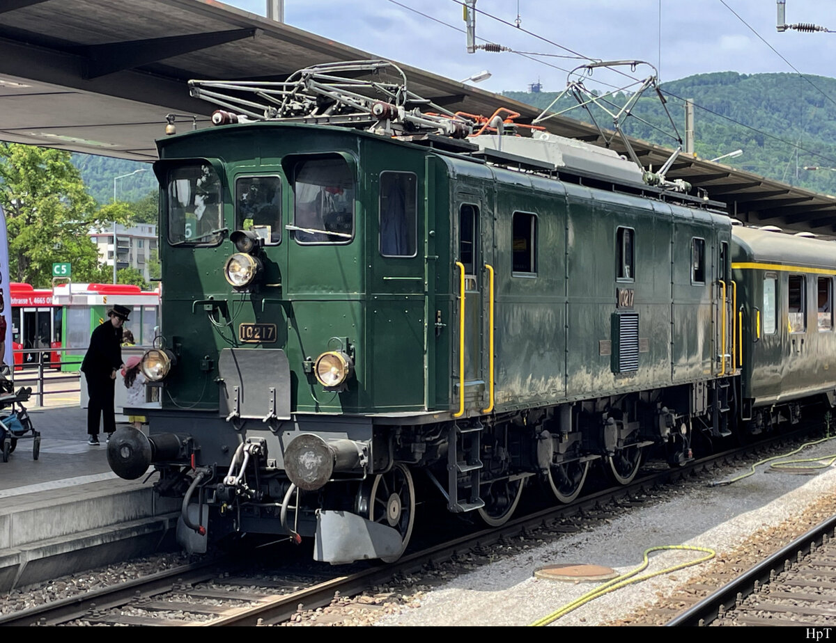SBB -  Ae 3/5 10217 im Bahnhof in Olten am 21.05.2022