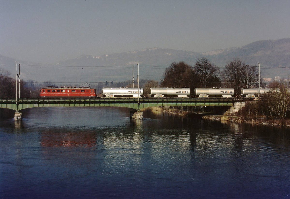 SBB: Ae 6/6 11424  Neuchâtel  mit einem Ölzug auf der Aarebrücke Wangen a.A. im Februar 2000.
Foto: Walter Ruetsch