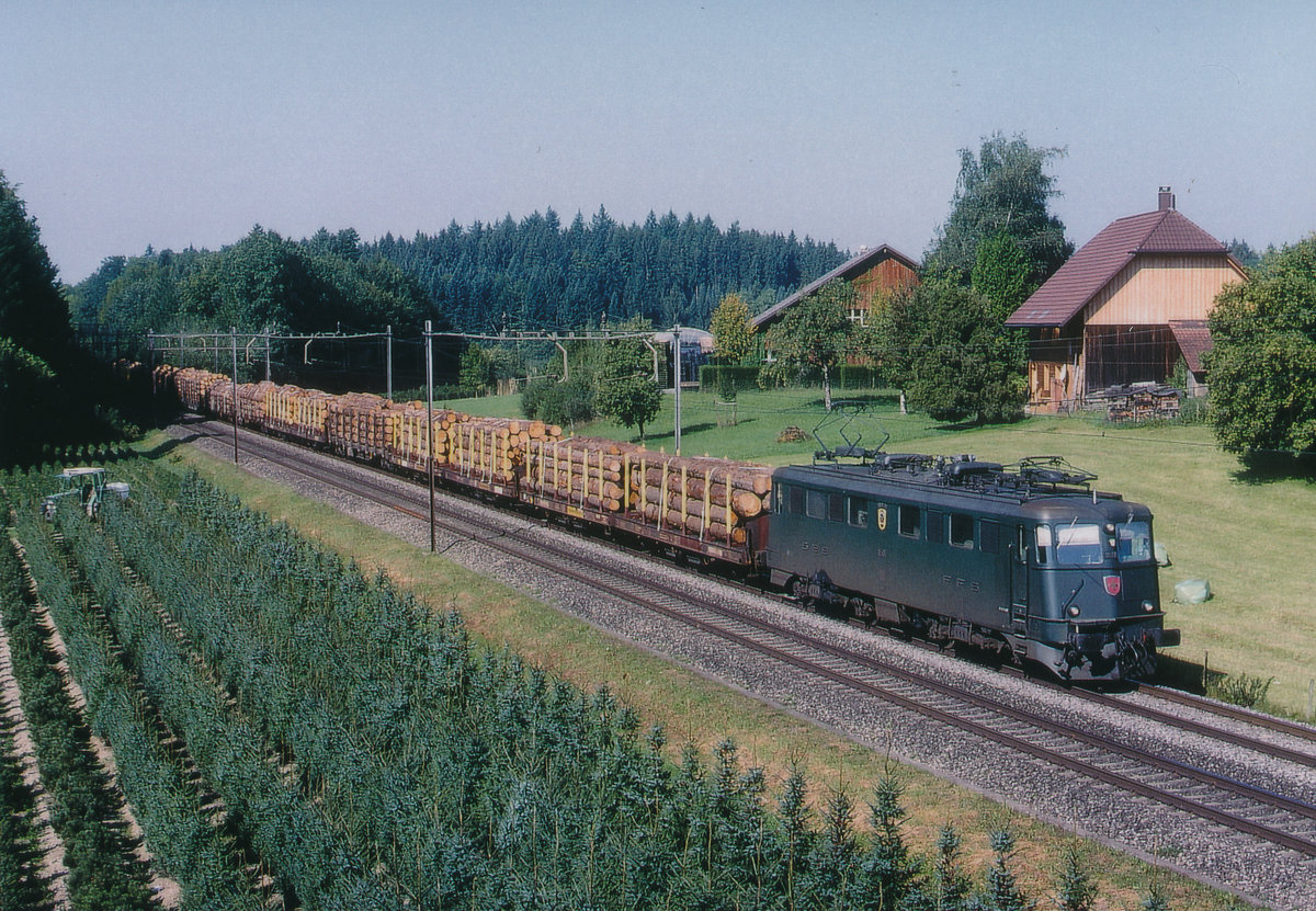 SBB: Ae 6/6 11507 Wildegg mit Holzzug  Lothar  in Wyssenried bei Bützberg am 10. August 2000.
Foto: Walter Ruetsch