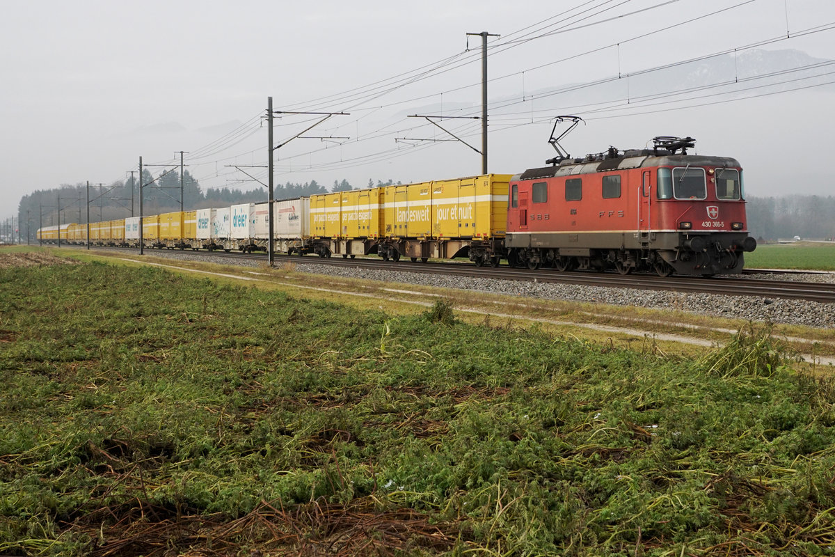 SBB: Alle Jahre wieder........
in der vierten Woche des Advent,
werden die Postzüge länger und länger.
Re 430 366-5 bei Deitingen am 21. Dezember 2017.
Foto: Walter Ruetsch
