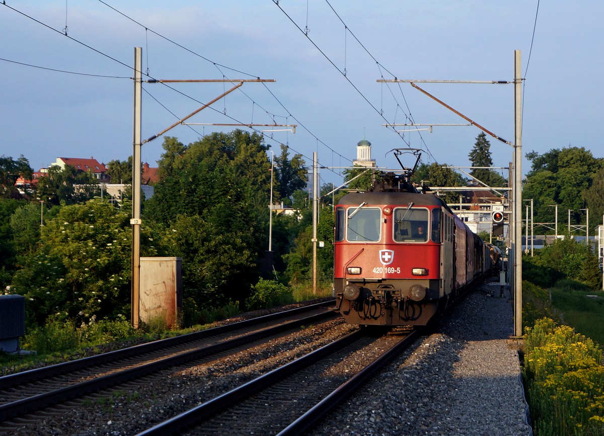 SBB: Am 10. Juni 2015 wurde die Re 420 169-5 auf ihrer Fahrt mit einem langen Güterzug in Richtung Westschweiz, bei Solothurn-West im letzten Abendlicht, vor der Kulisse der evangelischen reformierten Kirche abgelichtet.
Foto: Walter Ruetsch