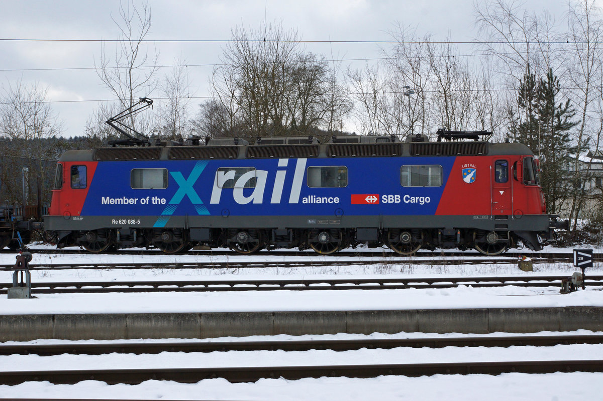 SBB: Am 16. Januar 2017 schaffte es wieder einmal die Xrail Re 620 088-5  Linthal  nach Gerlafingen, was der Bahnfotograf trotz schlechtem Wetter mit grosser Kälte und starker Bise genoss.
Foto: Walter Ruetsch