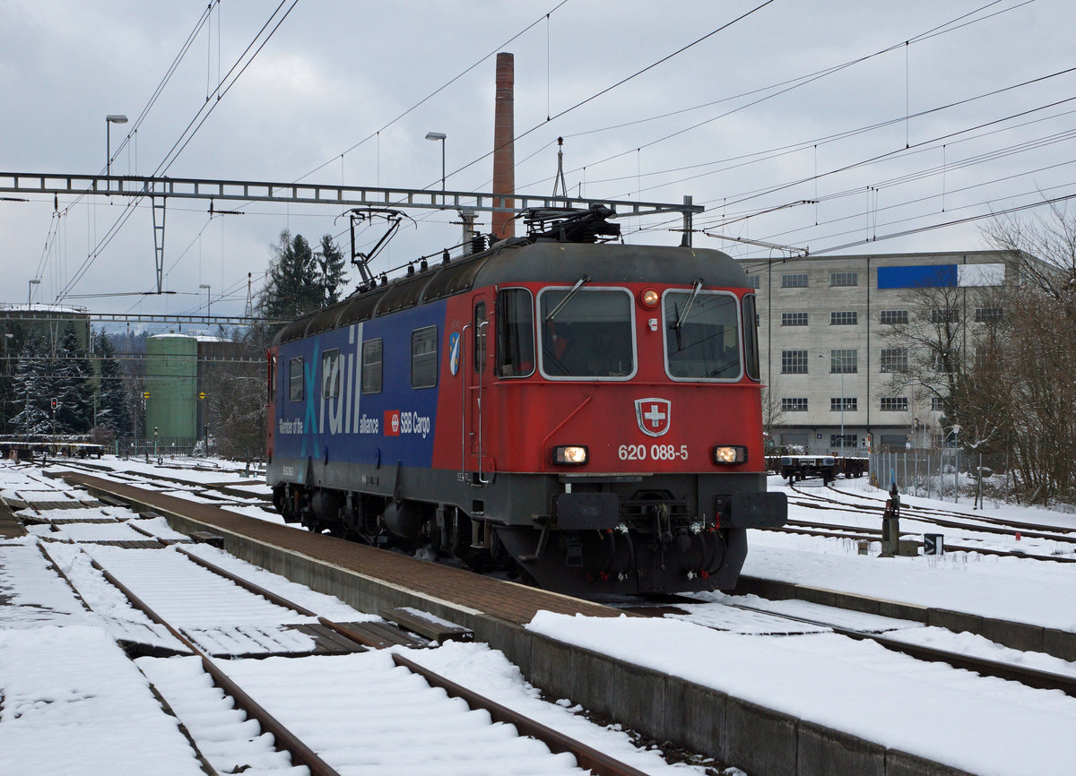 SBB: Am 16. Januar 2017 schaffte es wieder einmal die Xrail Re 620 088-5  Linthal  nach Gerlafingen, was der Bahnfotograf trotz schlechtem Wetter mit grosser Kälte und strarker Bise genoss.
Foto: Walter Ruetsch
 