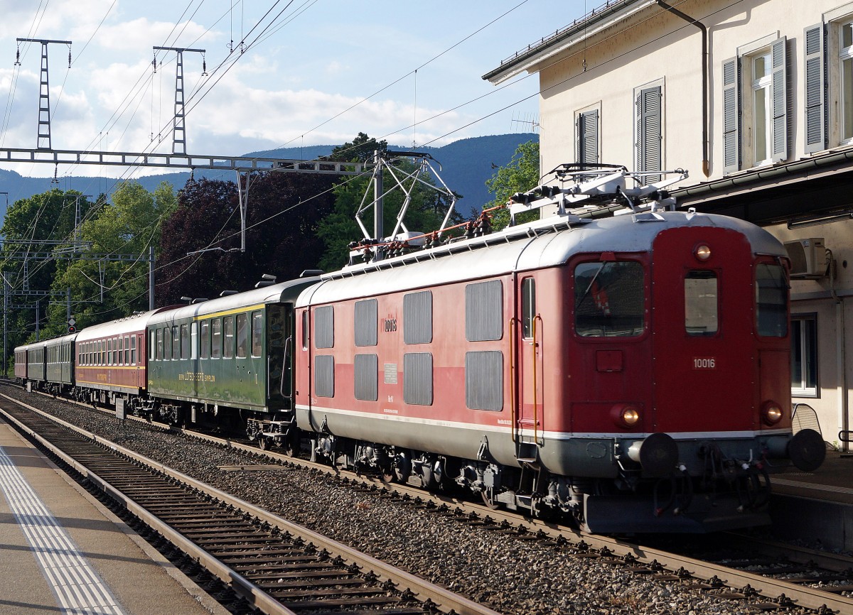 SBB: Am 17. Mai 2015 war die ehemalige SBB Re 4/4 I 10016 mit den Wagen des Dampfzuges bei Solothurn West auf der Rückfahrt unterwegs.
Foto: Walter Ruetsch