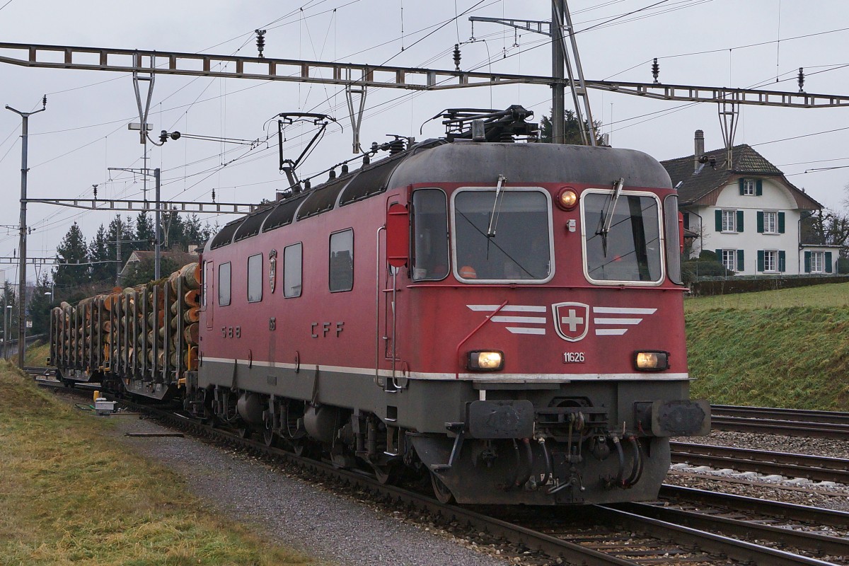 SBB: Am 19. Januar 2015 wurde im Güterbahnhof Langenthal nicht etwa eine Ae 6/6 Kantonslok mit Silberstreifen, sondern die Re 6/6 11626  ZOLLIKOFEN , die ebenfalls als Einzige dieser Serie Chromstreifen erhalten hat im Bilde festgehalten. 
Foto: Walter Ruetsch