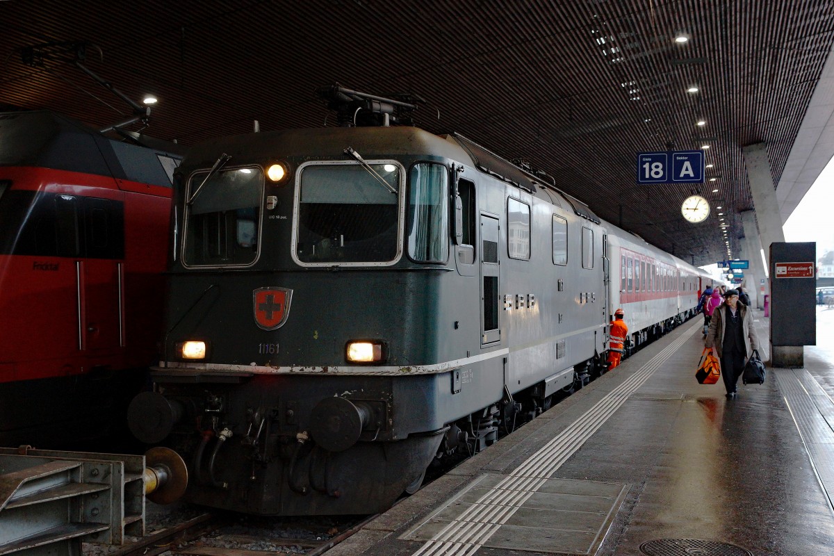 SBB: Am 23. Januar 2016 brachte die Re 4/4 II 11161 den Nachtzug nach Zürich HB. Die Aufnahme der sehr seltenen Zugskomposition mit der letzten grünen Re 4/4 von SBB Personenverkehr entstand kurze Zeit nach deren Ankunft auf Gleis 18.
Foto: Walter Ruetsch