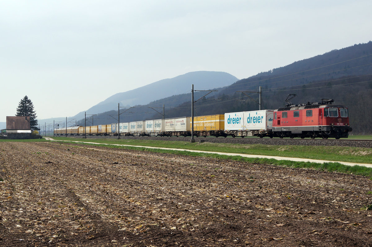 SBB: Am 24. März 2017 wurde dieser ausserordentlich lange Postzug, durch den Lokführer Simon Bütikofer mit der Re 430 360-8 zum Postverteilzentrum Härkingen gebracht, wurde bei Oberbuchsiten verewigt.
Foto: Walter Ruetsch