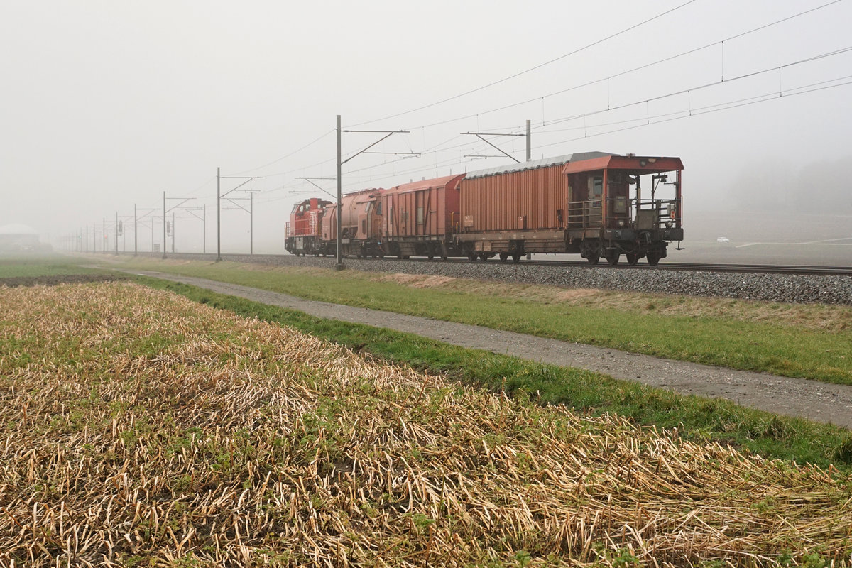 SBB: Am 29. Januar 2018 befand sich die Jurasüdfusslinie während dem ganzen Tag unter einer dichten Nebeldecke.
Hilfszug mit der Am 843 028-2 zwischen Oberbuchsiten und Oensingen.
Foto: Walter Ruetsch