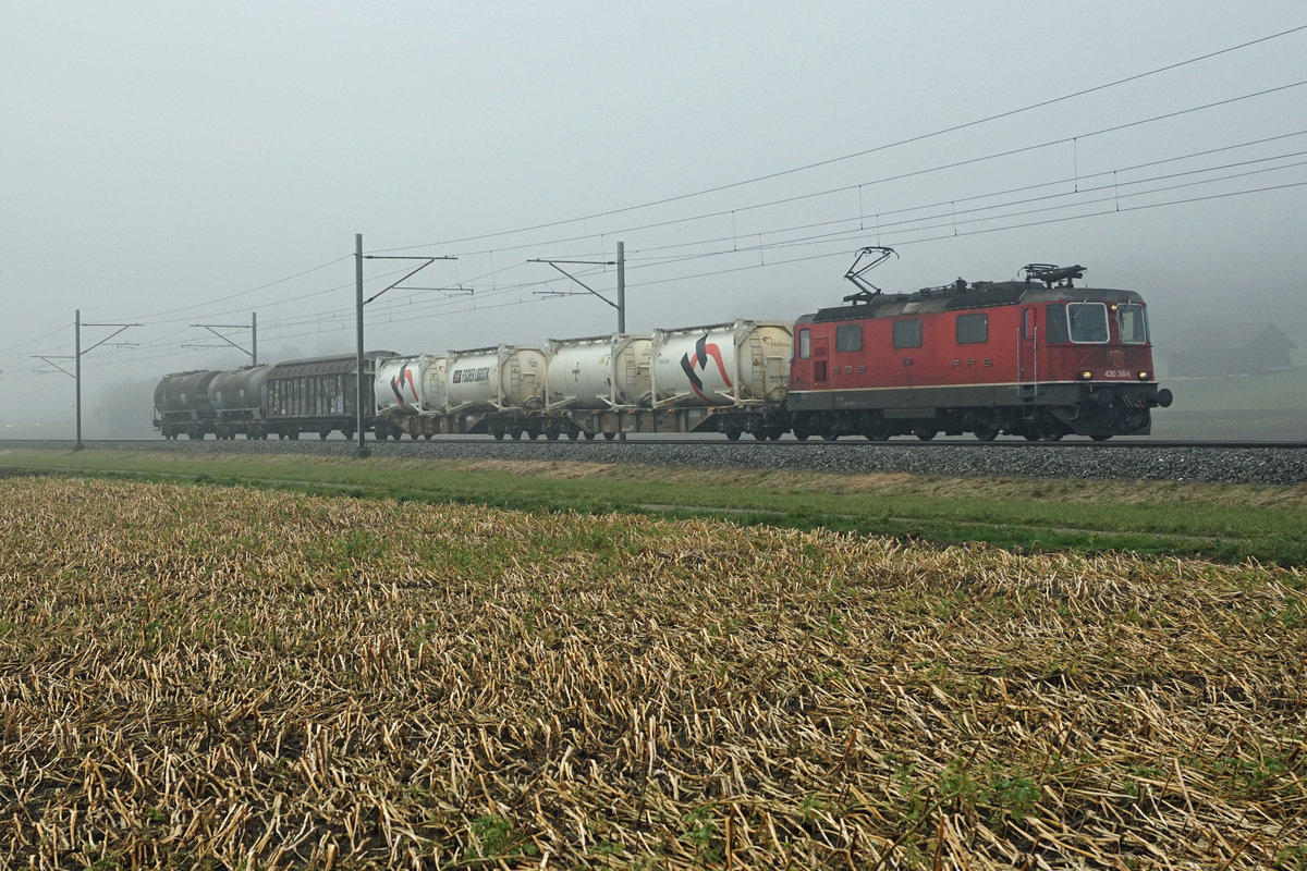 SBB: Am 29. Januar 2018 befand sich die Jurasüdfusslinie während dem ganzen Tag unter einer dichten Nebeldecke. Kurzgüterzug mit der Re 430 360-8 zwischen Oensingen und Oberbuchsiten.
Foto: Walter Ruetsch