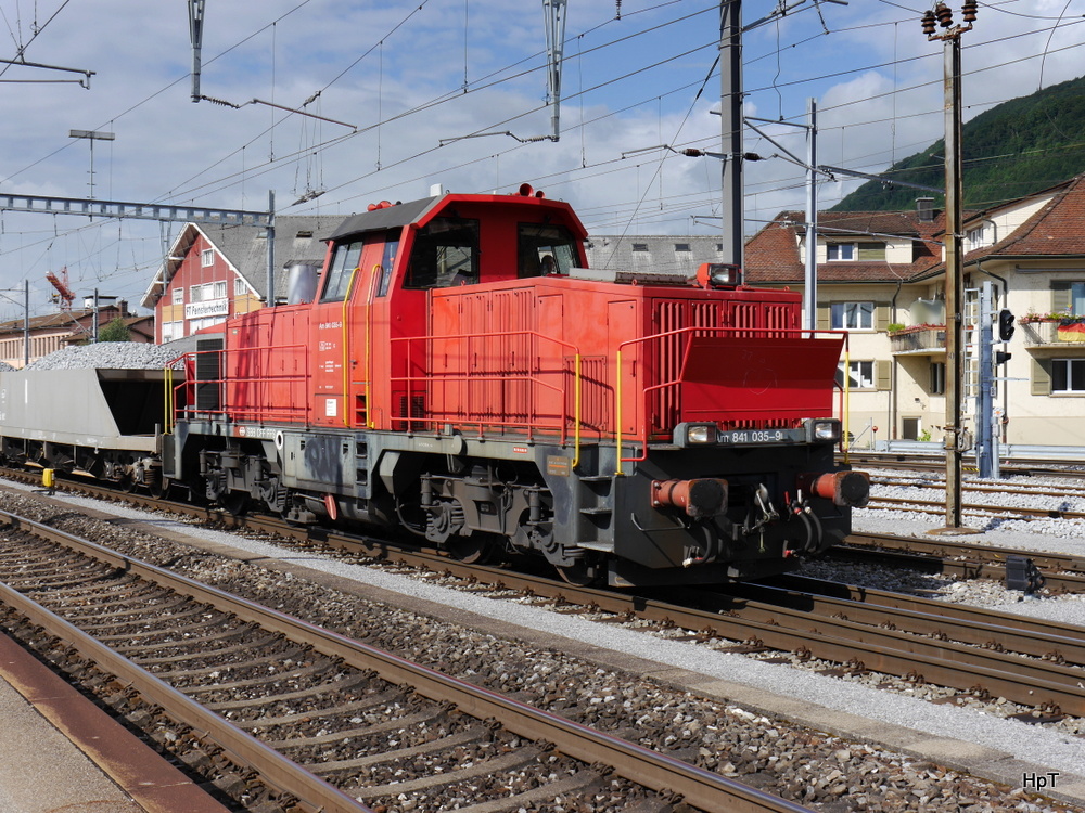 SBB - Am 841 035-9 mit Schotterwagen unterwegs im Bahnhofsareal in Oensingen am 14.08.2014