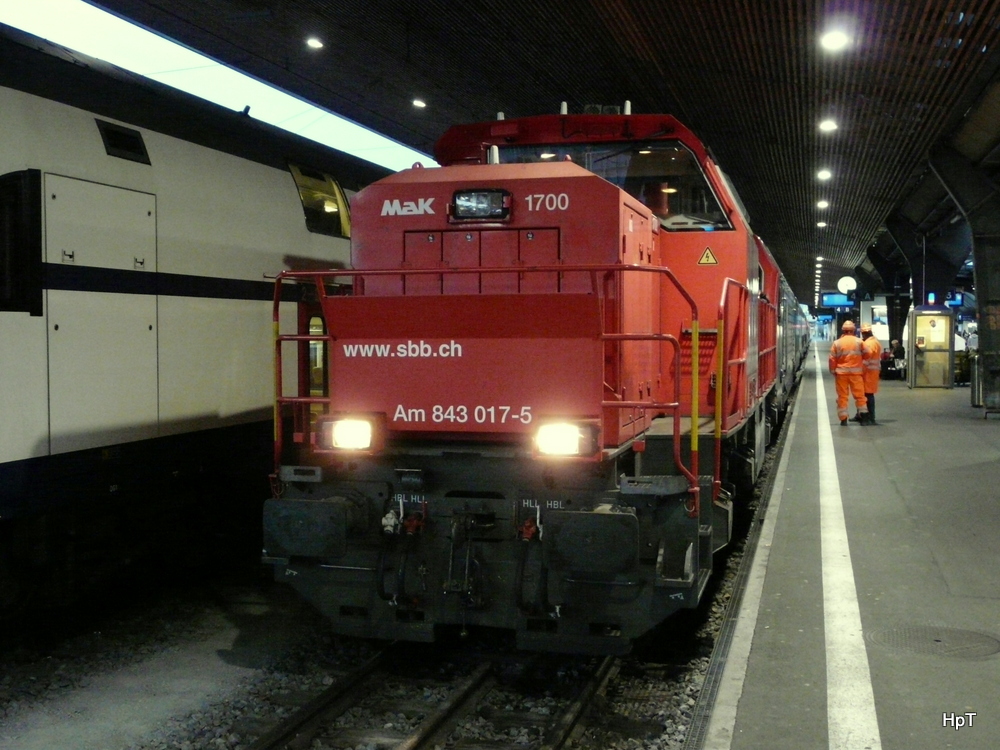 SBB - Am 843 017-5 im Gleis 4 im HB Zürich am 15.02.2014
