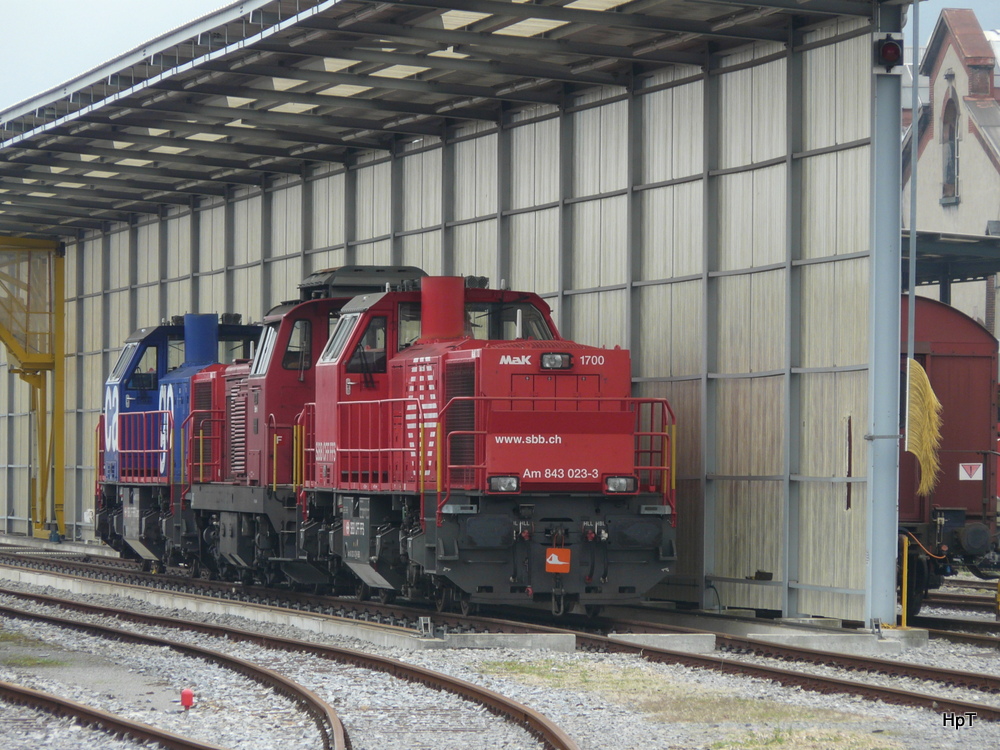 SBB - Am 843 023-3 + Bm 4/4 + Am 843 ... abgestellt im Areal des SBB Industriewerkes in Biel am 28.09.2013  ..  Standort des Fotografen ausserhalb des SBB Werkes