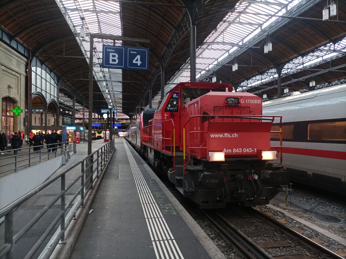 SBB Am 843 043 mit einem IC2000 Zug am 06.01.23 in Basel SBB 